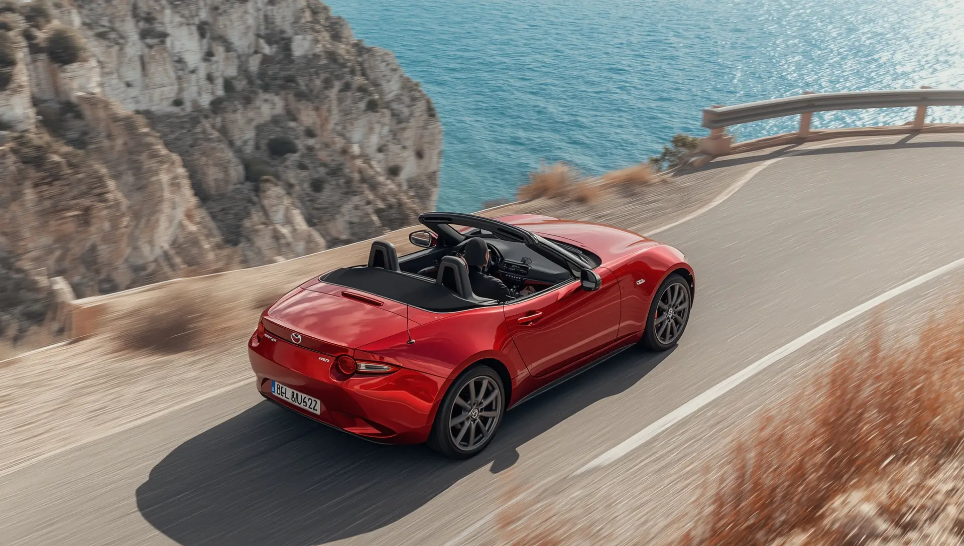 Cabrio su percorso turistico costiero vicino Barcellona